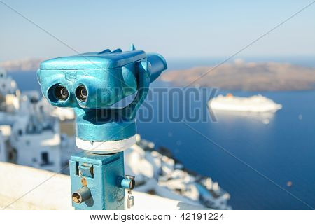 Telescopio su un ponte di osservazione della città vecchia in Grecia