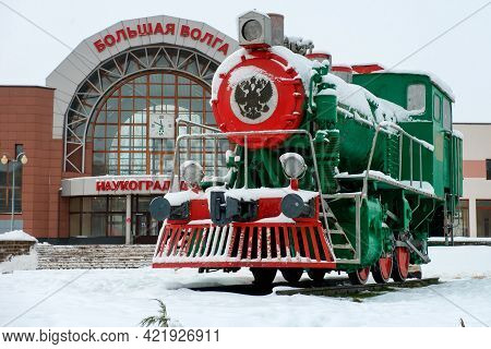 Dubna, Russia - January 5 2021: Monument Tank Locomotive 9p-742. Installed At The Railway Station Bo