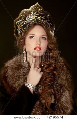 Bellezza russa. Attraente femmina indossa In Kokoshnik. Copricapo della donna nella vecchia Russia