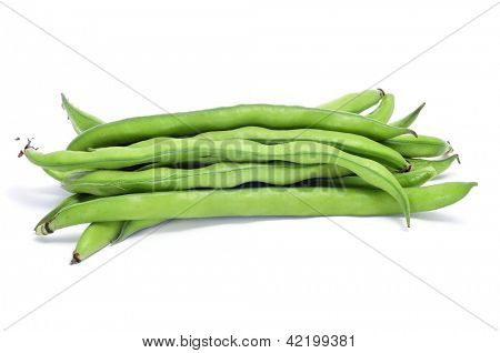 Nærbillede af nogle broad bean bælg med bønner inde på en hvid baggrund