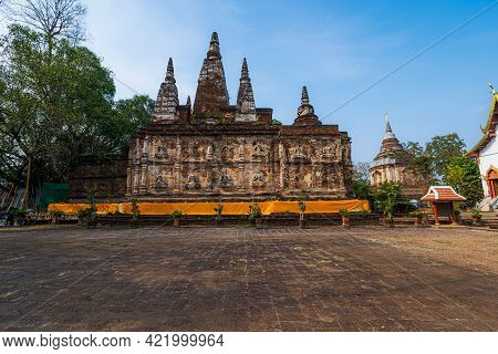 Wat Chet Yot Or Wat Photharam Maha Wihan, Seven Pagoda Temple It Is A Major Tourist Attraction In Ch