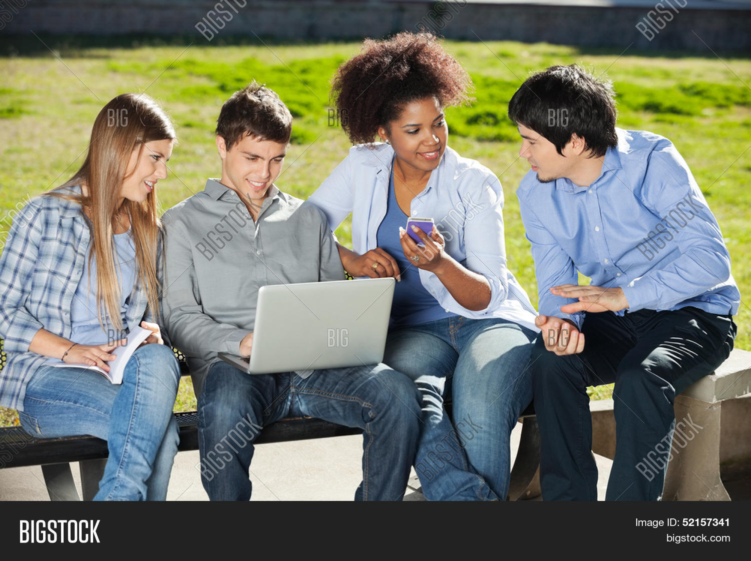 Настоящие друзья в интернете. Рука через экран. Привет виртуальный друг. Интернет любовь. Настоящие друзья в интернете.