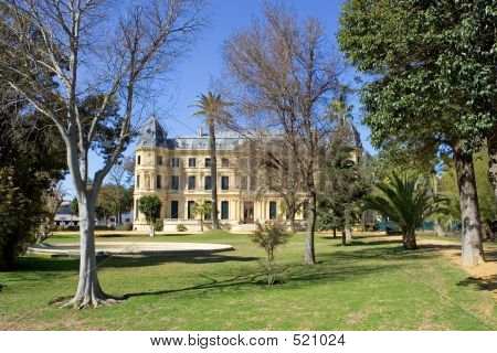 อธิบายอาคาร Jerez ขี่โรงเรียนในสเปน