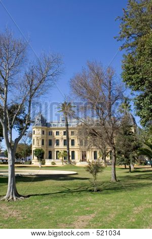 อธิบายอาคาร Jerez ขี่โรงเรียนในสเปน