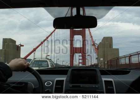 Golden Gate Köprüsü üzerinde sürüş