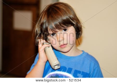 Niña en el teléfono