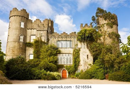 ปราสาทไอริชยุคกลางที่ Malahide ในดับลิน