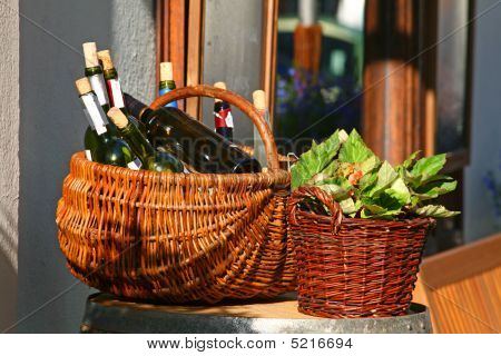 Cestas con botellas de vino y ensaladas