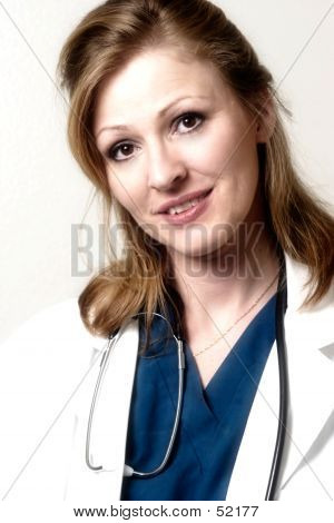 Médico de Lady amigável com estetoscópio