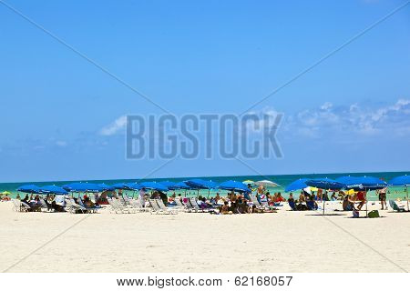 People Enjoy The Beach Im Miami South