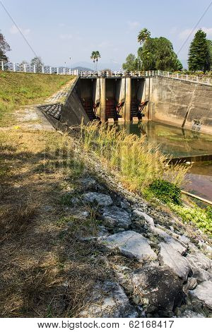 Dam, Lock Gates