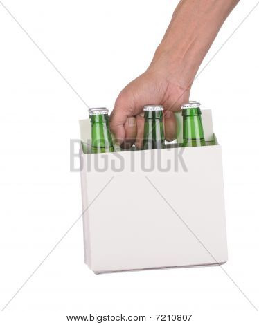 Ruka drží šest balení láhve od piva