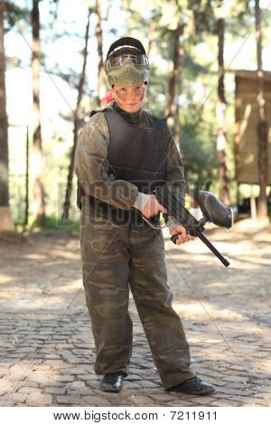 Junge mit Paintball Pistole