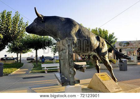 Vovo Bull Sculpture