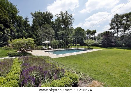 Schwimmbad mit Backstein-Deck