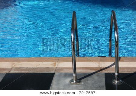 Corrimão no lado de uma piscina de água