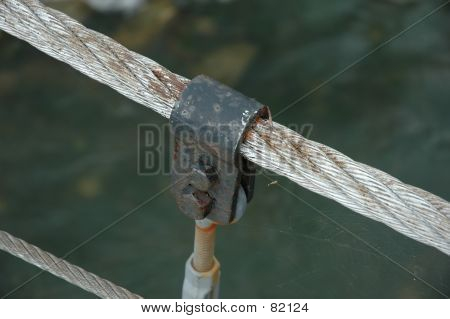 Roestige oude bout op swingende brug met Spider Web