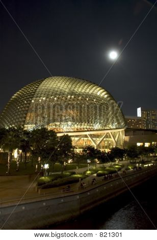 โอเปร่าสิงคโปร์ในยามค่ำคืน
