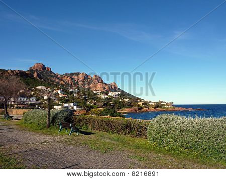 Esterel Massif จากสวนเล็ก ๆ