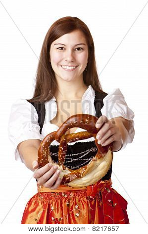 Muotokuva baijerilaisessa Dirndl mekko nuori nainen omistaa Oktoberfest suolarinkilä.