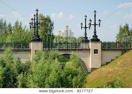 De brug door middel van een ravijn