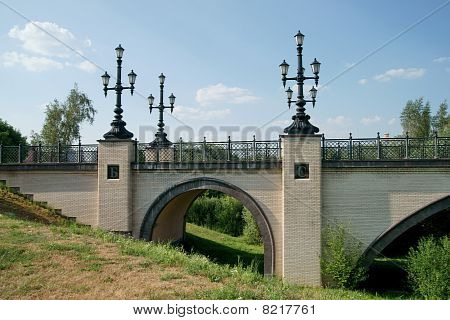 De brug door middel van een ravijn