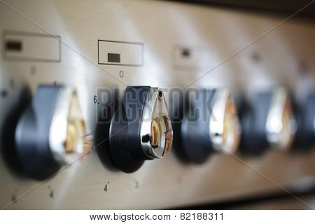 Commercial kitchen stove temperature controls