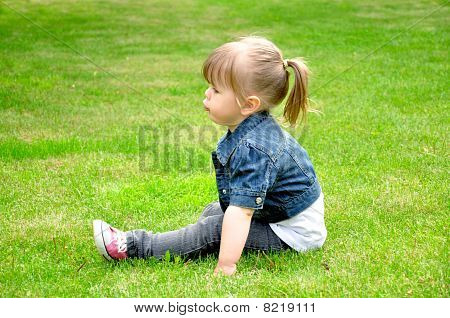 Menina bonitinha relaxante na grama verde
