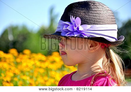 Retrato de menina bonitinha mostrando uma lingüeta no Parque