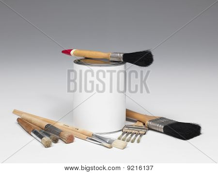 Pinsel in der Nähe von Zinn