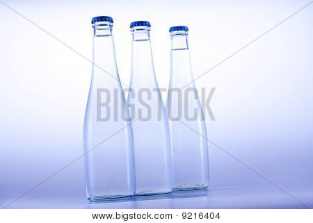 Frisches Wasser auf blau balckground