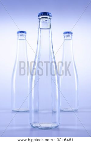 Frisches Wasser auf blau balckground