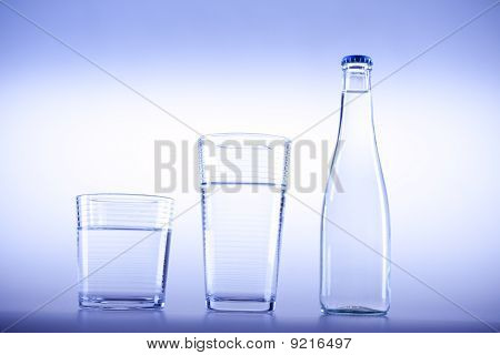 Frisches Wasser auf blau balckground