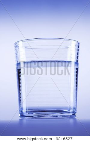 Frisches Wasser auf blau balckground