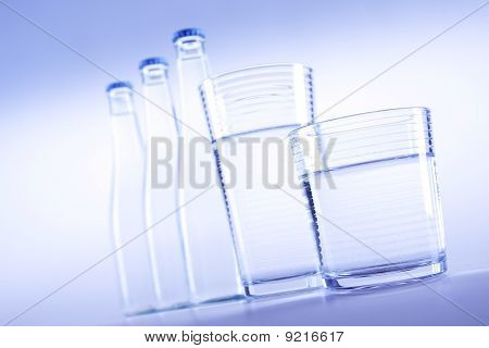 frisches Wasser auf blau balckground