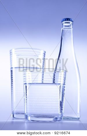 frisches Wasser auf blau balckground