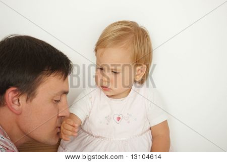 ความรักจากพ่อจูบเด็กน่ารัก สาวขาวพื้นหลัง คัดลอกพื้นที่ทางขวา