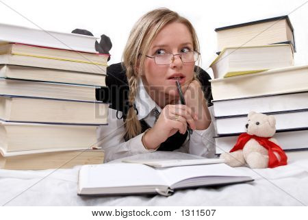 Kız öğrenci veya öğrenci ağızlarına kalem tutan