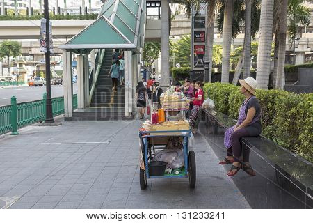 BANGKOK THAILAND - APR 17 : Juice stall Ratchaprasong Junction in front of CentralWorld on april 17 2016 thailand. Ratchaprasong Junction one of is famous landmark of Bangkok