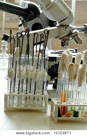 Equitpment de ciências médicas. Filmado em um laboratório.