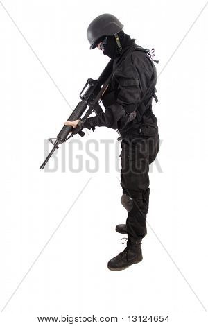 Schuss eines Soldaten halten der Waffe. Einheitliche entspricht den besonderen services(soldiers) der NATO-Staaten.