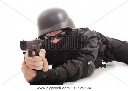 Schuss eines Soldaten halten der Waffe.