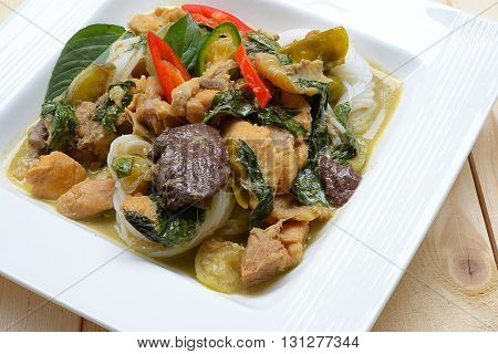 Green curry creamy coconut milk with chicken with thai rice noodle