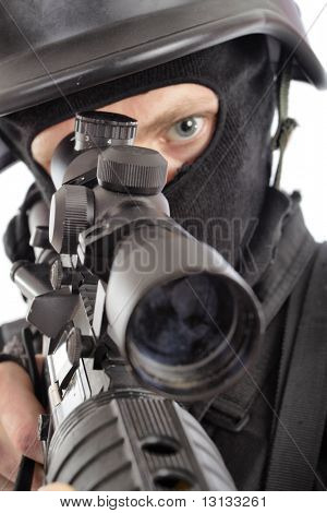 Aufnahme eines Soldaten halten Pistole. Uniform entspricht spezielle Dienstleistungen.