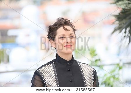 CANNES, FRANCE - MAY 19: Actress Marion Cotillard attends 'It's Only The End Of The World (Juste La Fin Du Monde)' during the Photocall - The 69th Cannes Film Festival on May 19, 2016 in Cannes.
