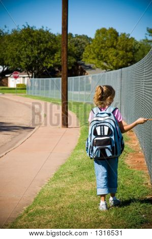 Jeune fille marche à l'école le premier jour d'école