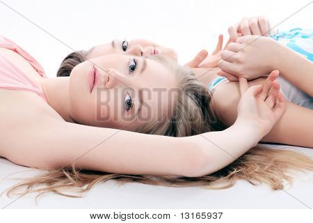 สองเพื่อนสาวมีความสุข แยกต่างหากบนพื้นหลังสีขาว
