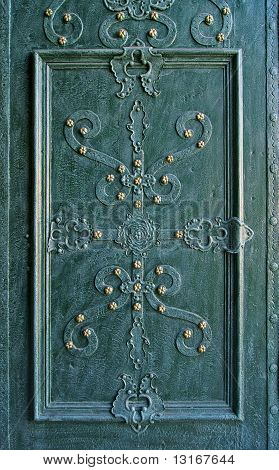 Porta di metallo decorato in stile antico
