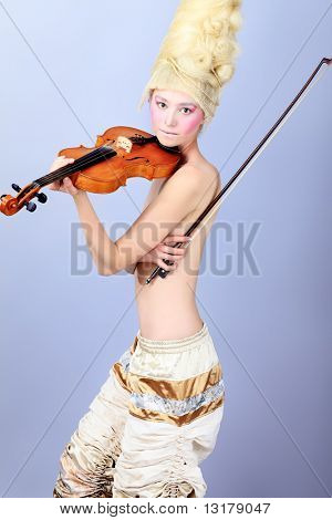 Portret artystyczny młoda kobieta z skrzypce. Strzał w studio.