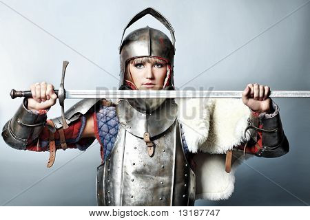 Porträt des mittelalterlichen weibliche Ritter in Rüstung auf grauem Hintergrund.